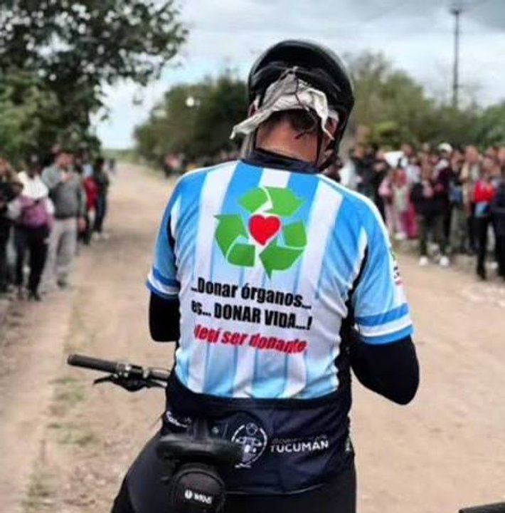 El atleta taficeño Etín Manca pedaleó más de 340 km hasta Salta para celebrar 23 años de vida tras un trasplante