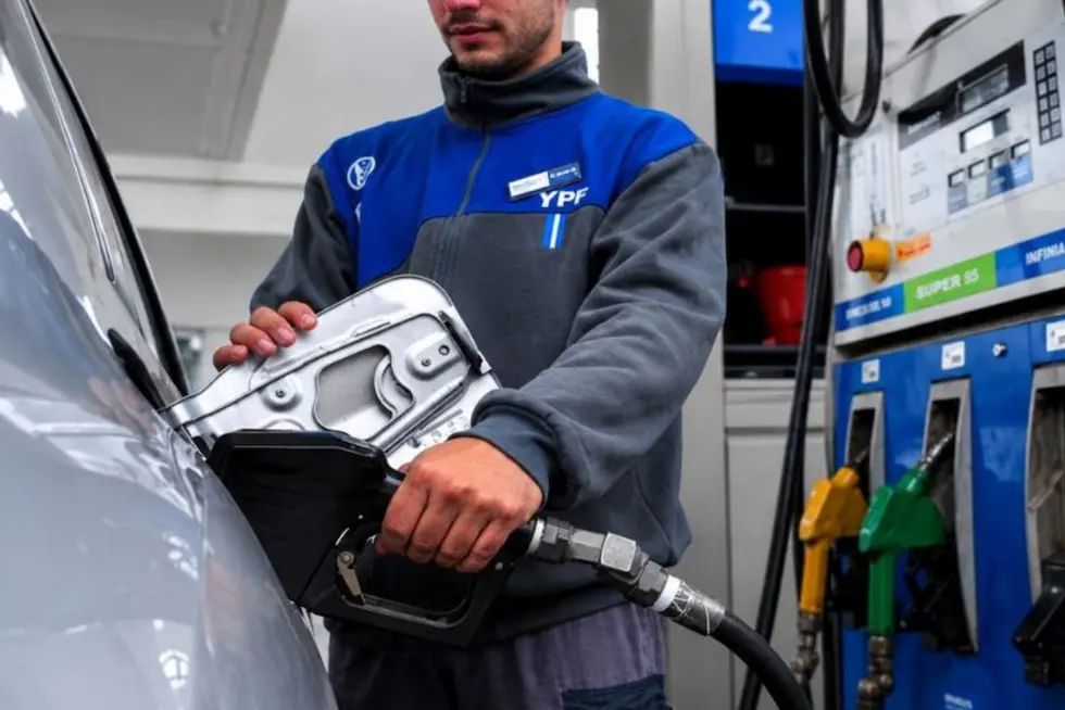 YPF aumentó un 1% el precio de los combustibles a partir de este sábado: las razones detrás del ajuste