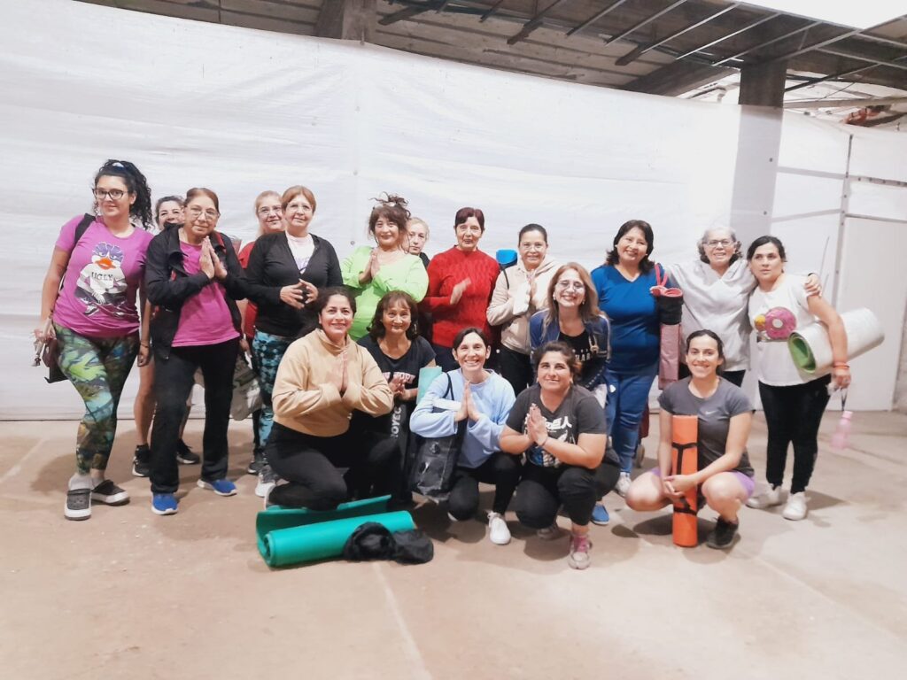 El Núcleo de Formación Municipal brinda talleres semanales de yoga en Lomas de Tafí