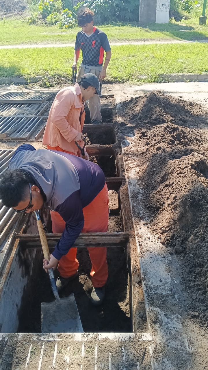 Lomas de Tafí: realizan limpieza y retiro de sedimentos en desagües de avenida Alfonsín y Kirchner